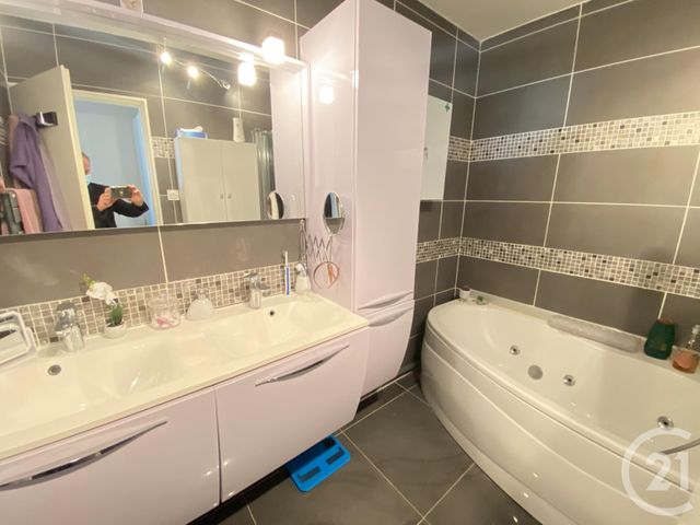 Afficher la photo en grand Appartement T4 à vendre - 4 pièces - 85.14 m2 - LE PRADET - 83 - PROVENCE-ALPES-COTE-D-AZUR - Century 21 Sagittaire Immobilier